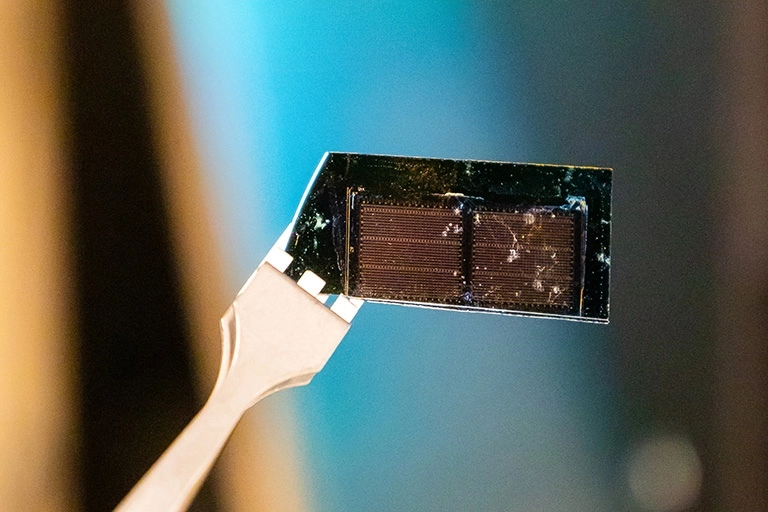 Story HE transistor